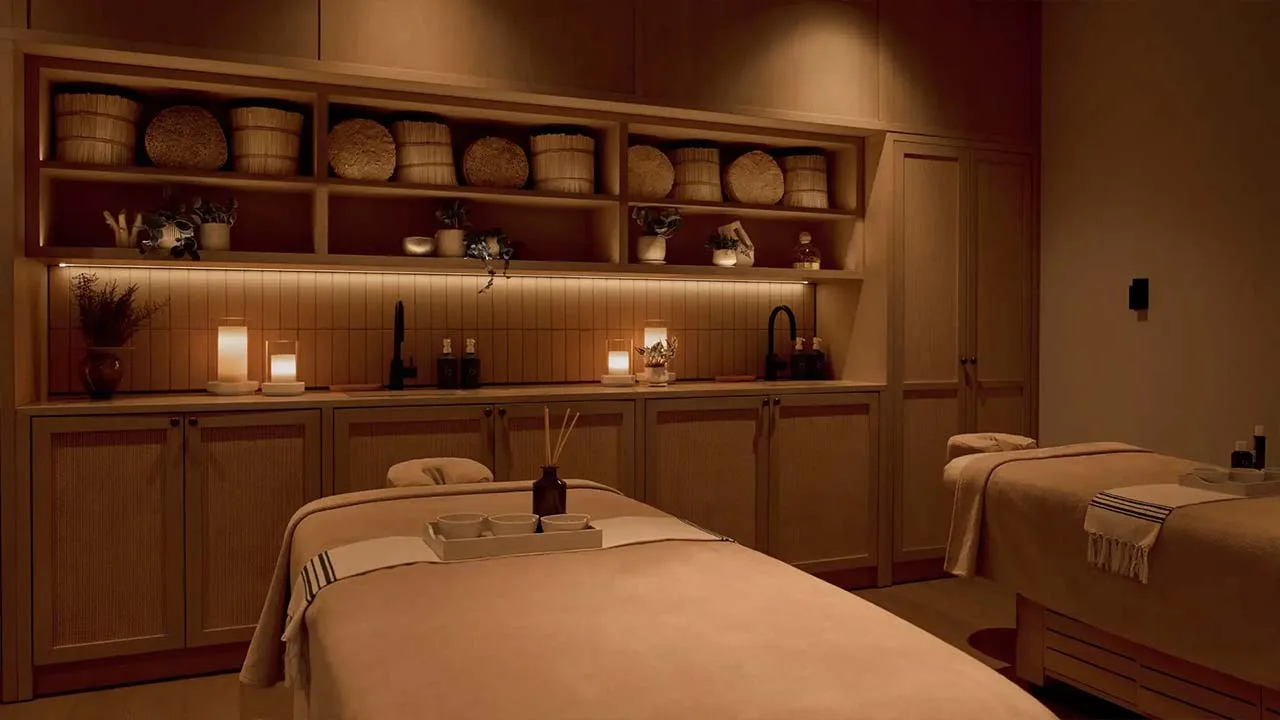 キャンドルの光とハーブの香りに包まれる、1 Hotel Tokyo(ワンホテルトウキョウ)のスパルーム。日常を忘れて、心身ともに解き放たれる至福の時間。