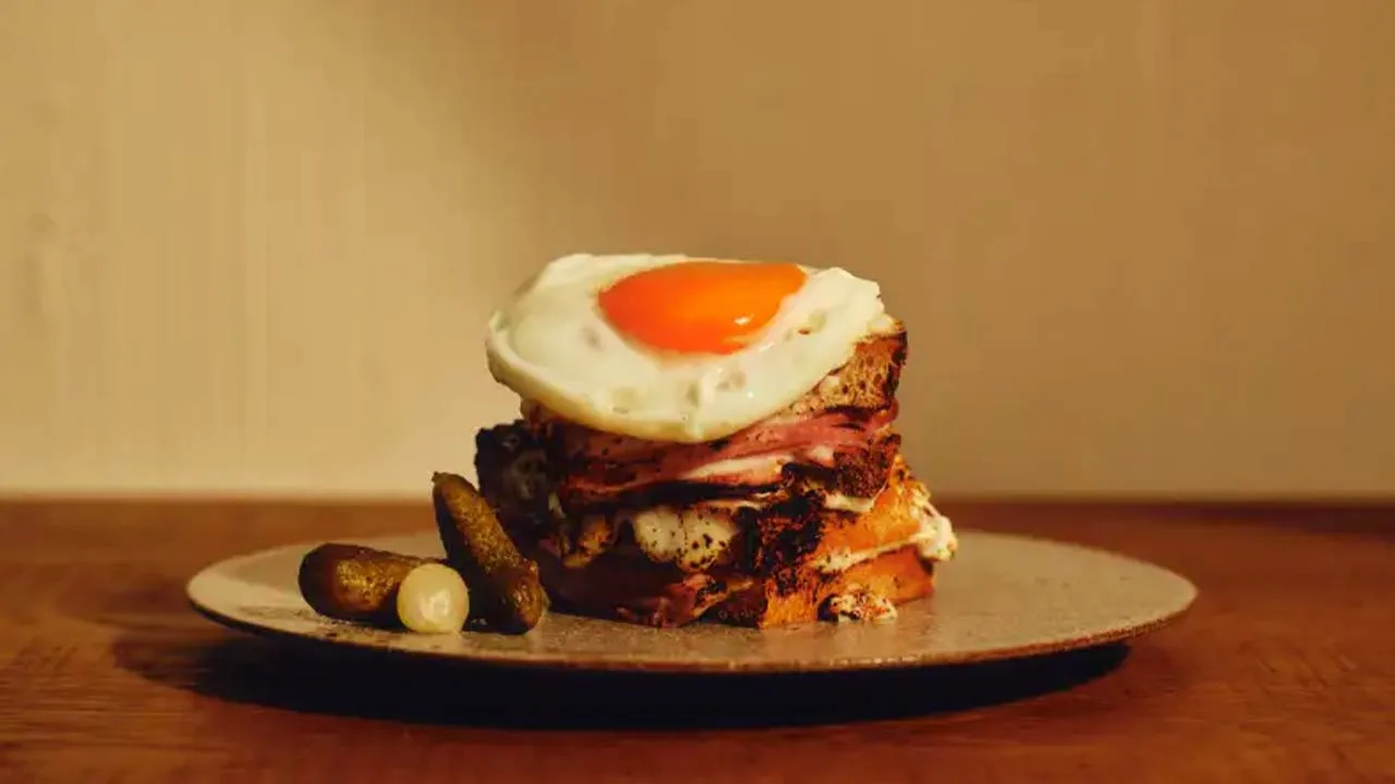 1 Hotel Tokyo(ワンホテルトウキョウ)で見つけた、とっておきのご褒美ランチ。肉厚サンドととろ〜り目玉焼きに、心もお腹も満たされて。