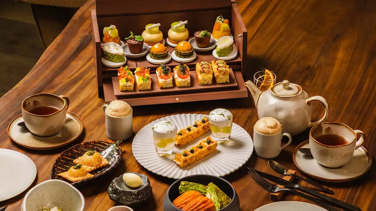 友人との会話も弾む、1 Hotel Tokyo(ワンホテルトウキョウ)の洗練されたアフタヌーンティー。木箱に詰め込まれた宝石のようなスイーツたちに、ときめきが止まらない。