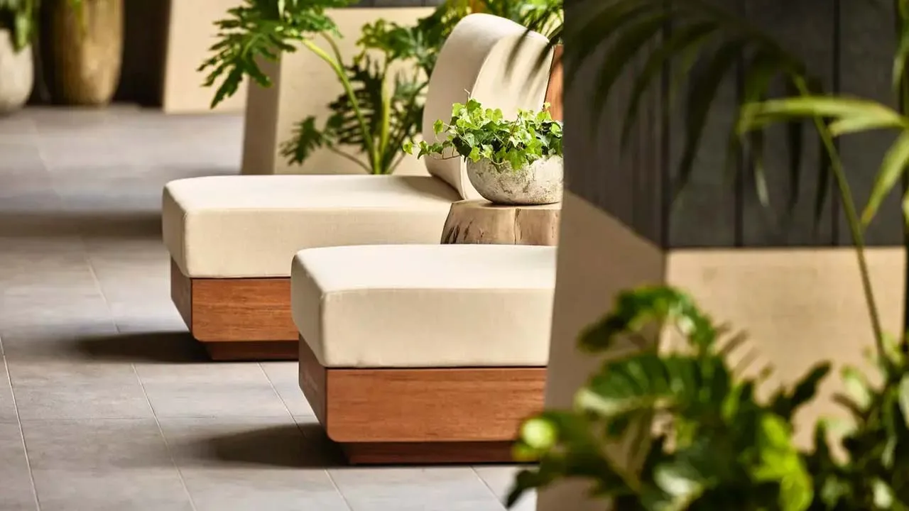 窓際で緑に癒やされる、1 Hotel Tokyo(ワンホテルトウキョウ)のくつろぎスペース。お気に入りの本を片手に、ゆったりとした時間を過ごしたい。