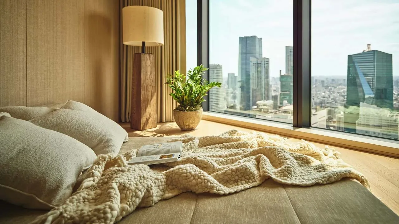 やわらかな間接照明とストーンの質感が心地よい、1 Hotel Tokyo(ワンホテルトウキョウ)のモダンなスパ空間。日々の疲れをじっくりとリセットする、ご褒美のようなデトックスタイムを。