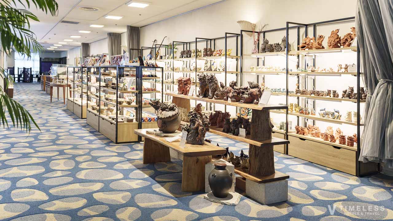 民芸品やアートなどの展示販売スペース