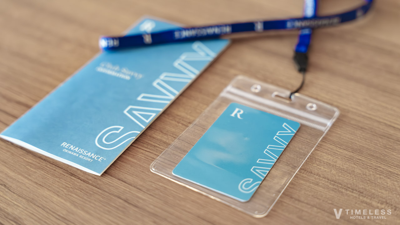 チェックインの時に渡されるカードタイプのルームキーとストラップ