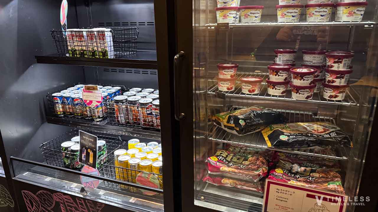 モクシー京都のレストラン＆バー「Lobby Bar」のセルフスタイル冷蔵庫｜スナックや軽食が揃う使い勝手の良いエリア