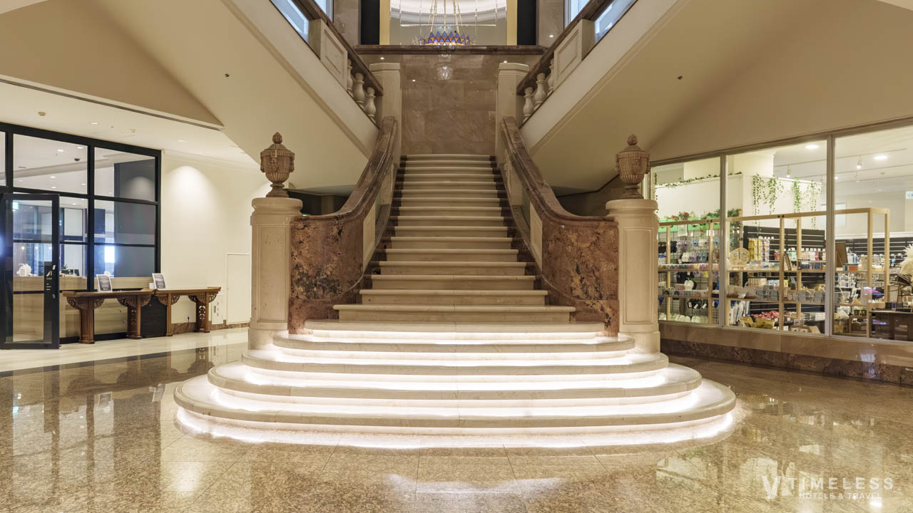 結婚式場とエレベーターホールを繋ぐ階段