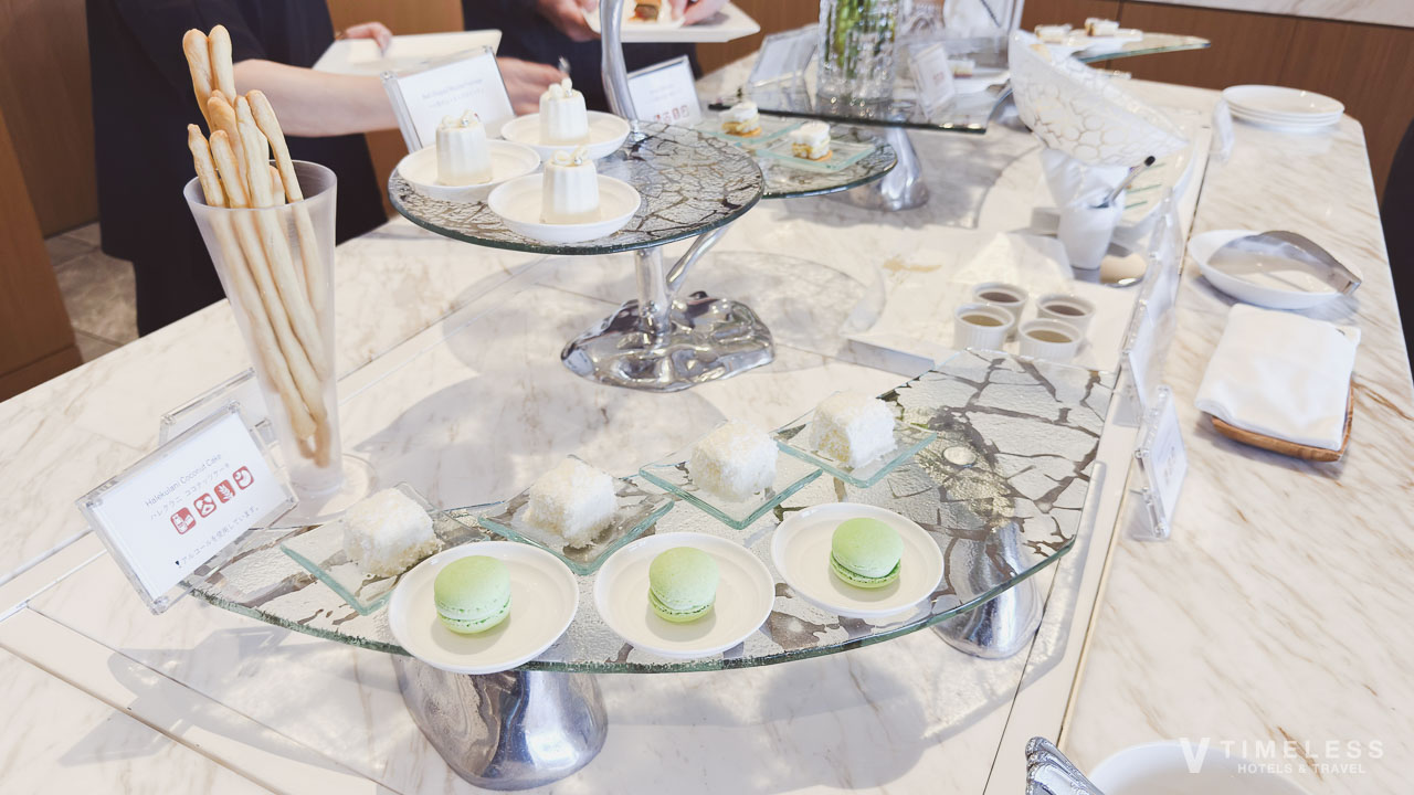 アフタヌーンティータイムに提供されるマカロンやカヌレ