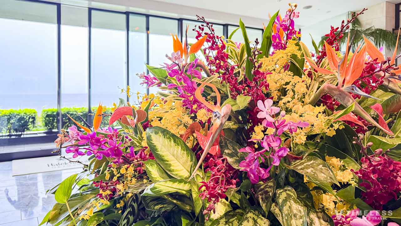 ロビーで出迎えてくれる季節によって変わるフラワーアレンジメント