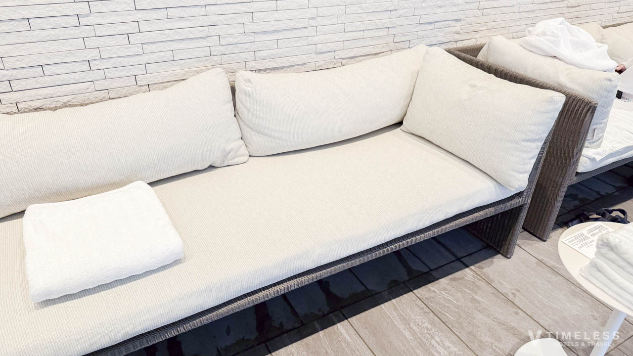 インドアプールのソファ席