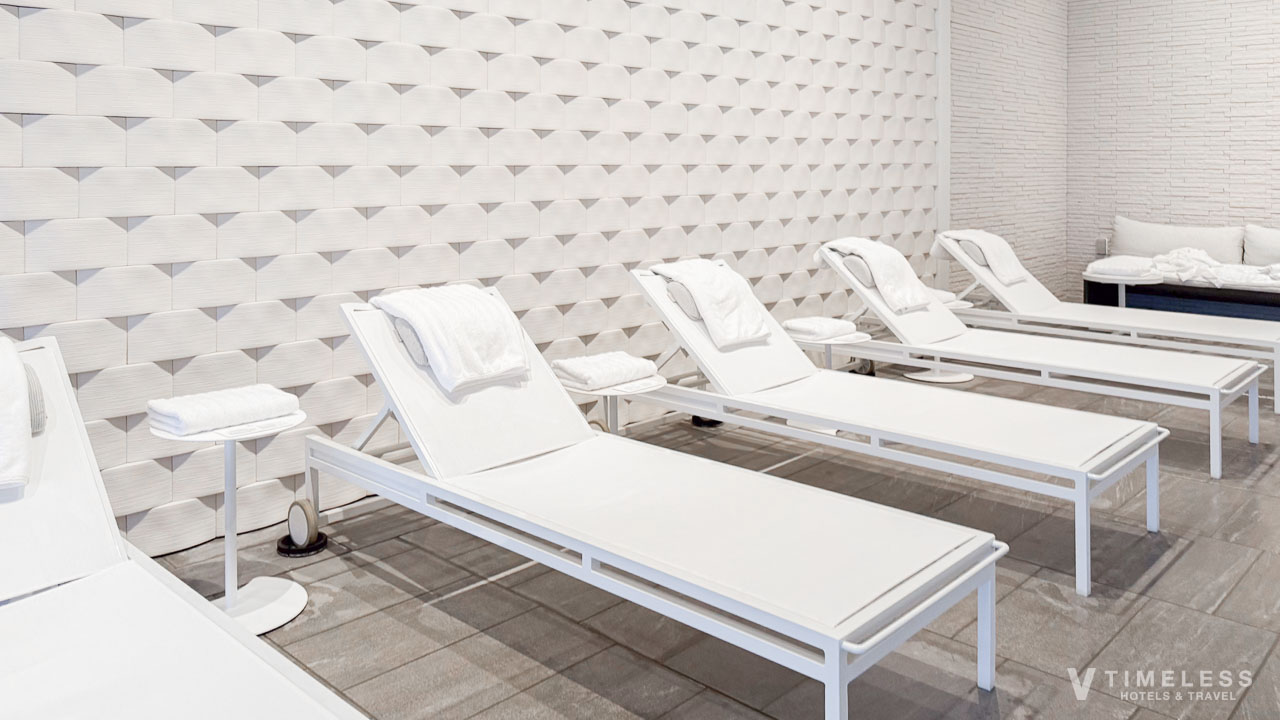 インドアプールのリクライニングチェア