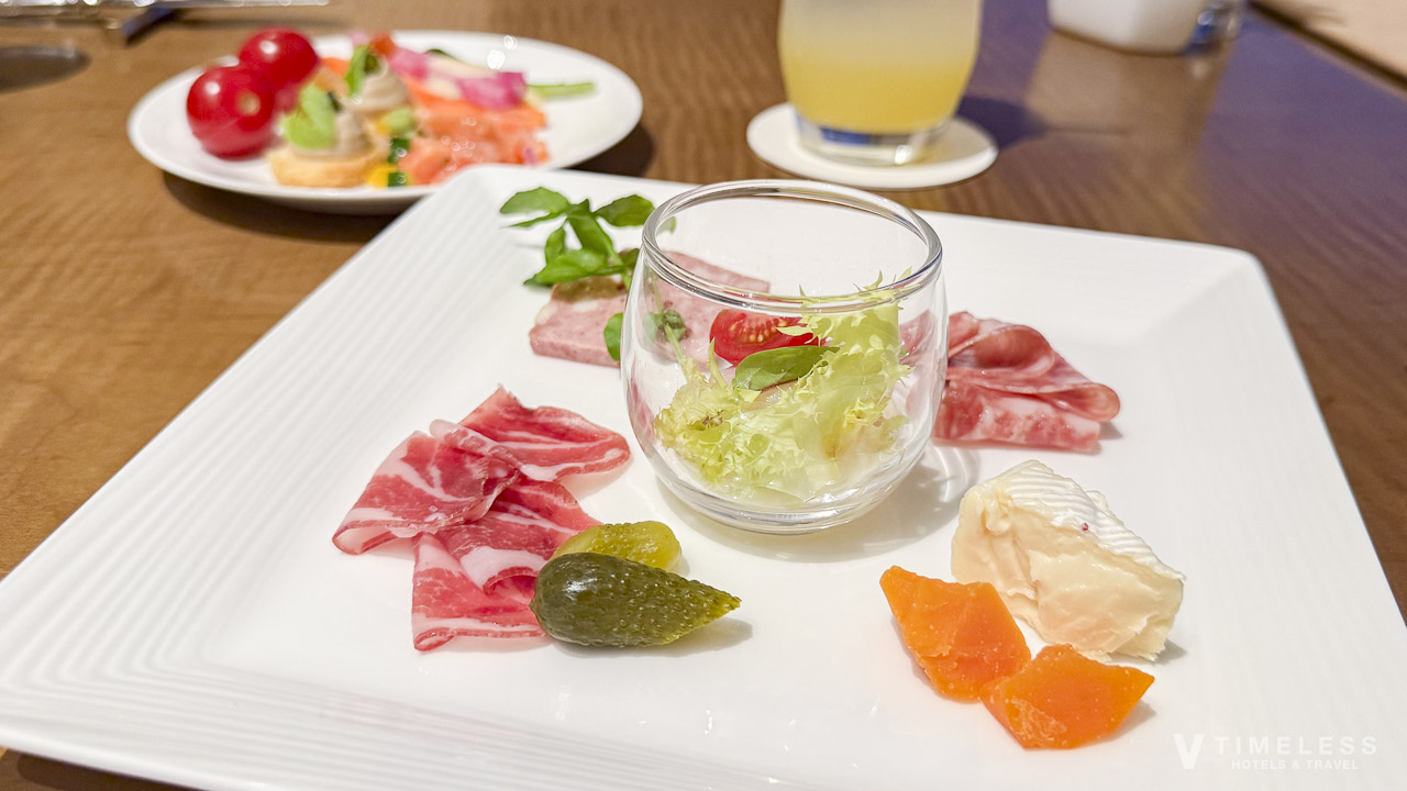 カクテルタイムは、生ハムやチーズも提供