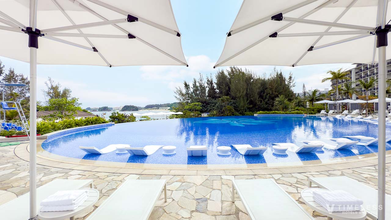 オーキッドプールとビーチパラソル