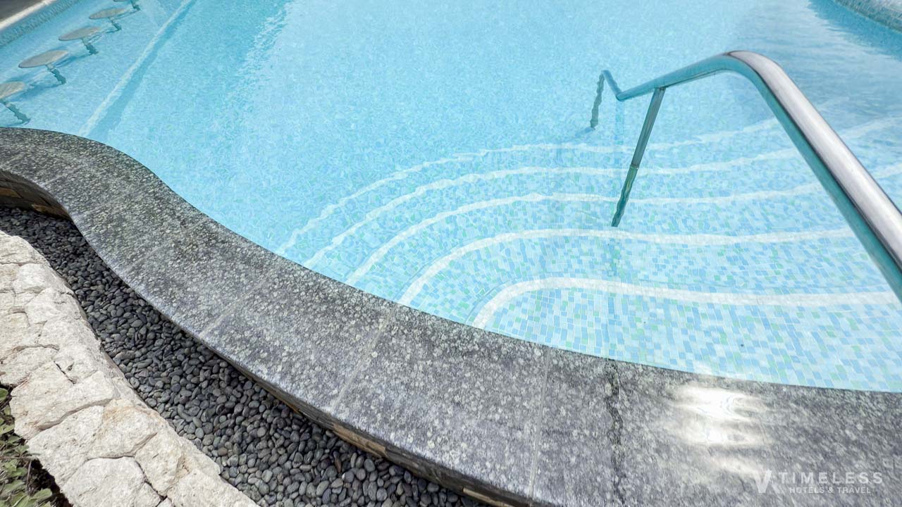 期間限定のプールサイドバー