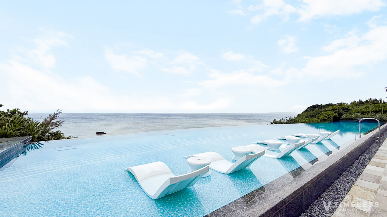 オーシャンテラスプールから見た恩納村の海