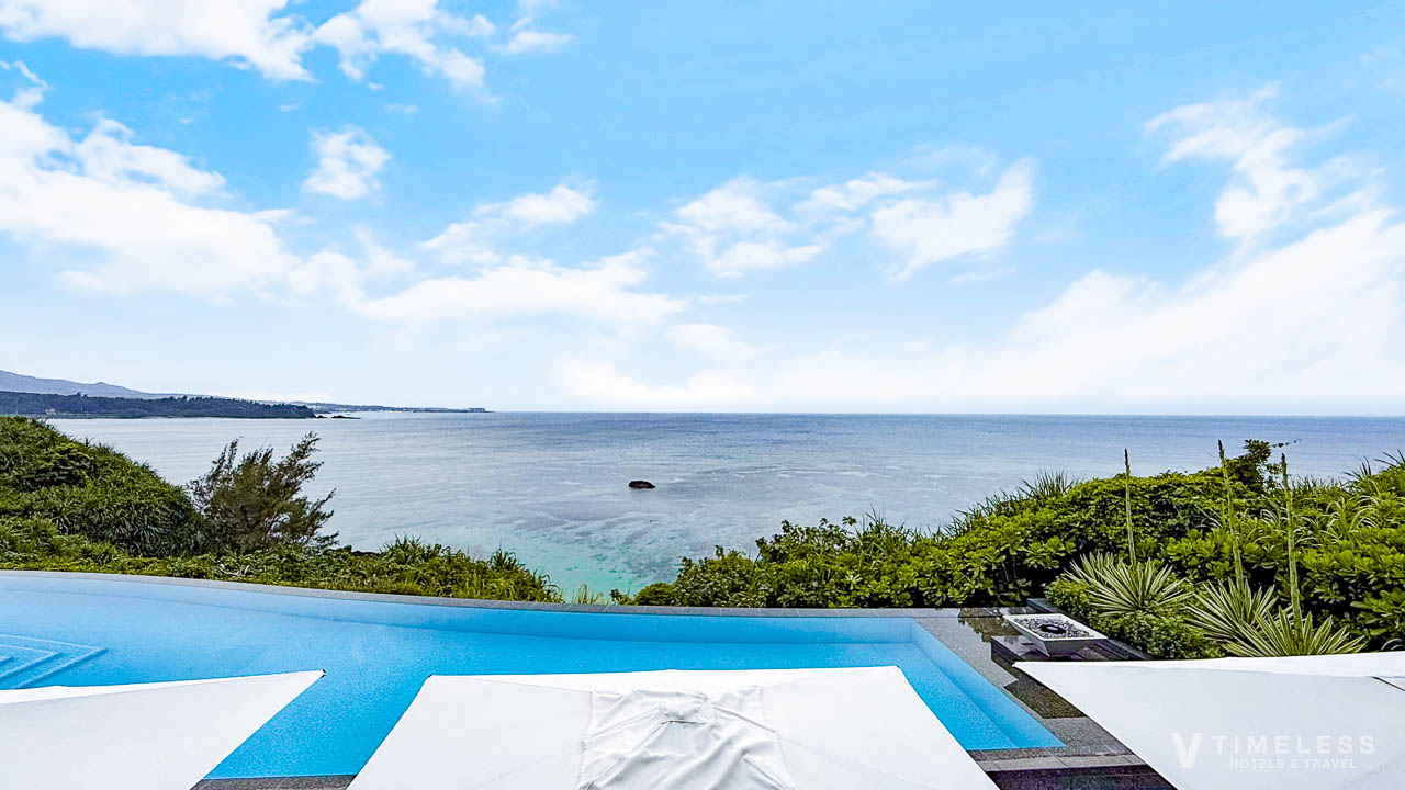 クラブラウンジから見えるサイレントプールと海