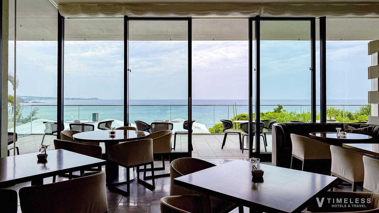 ハレクラニ沖縄のクラブラウンジから望む恩納村の海