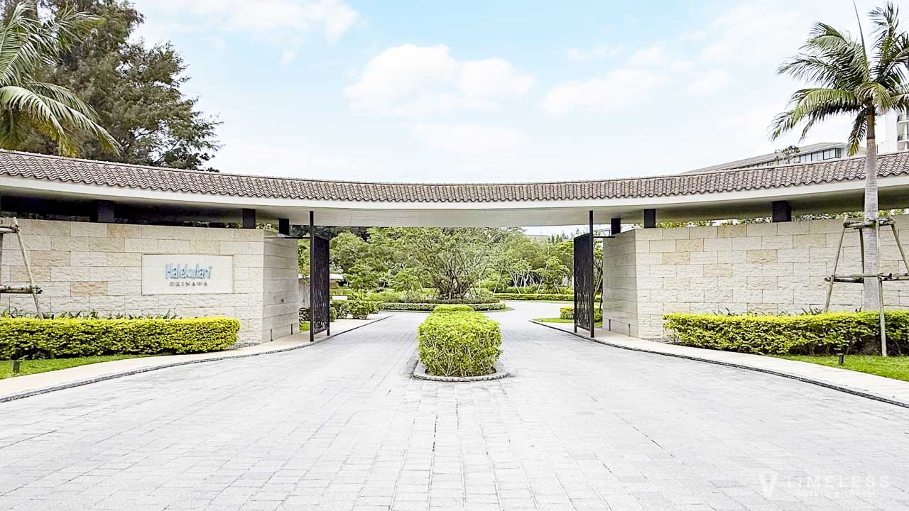 ハレクラニ沖縄のメインエントランス