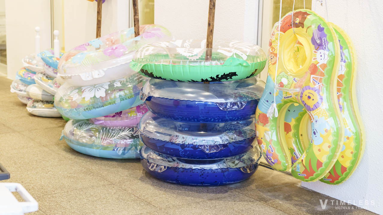 プールの受付にある浮き輪のレンタル