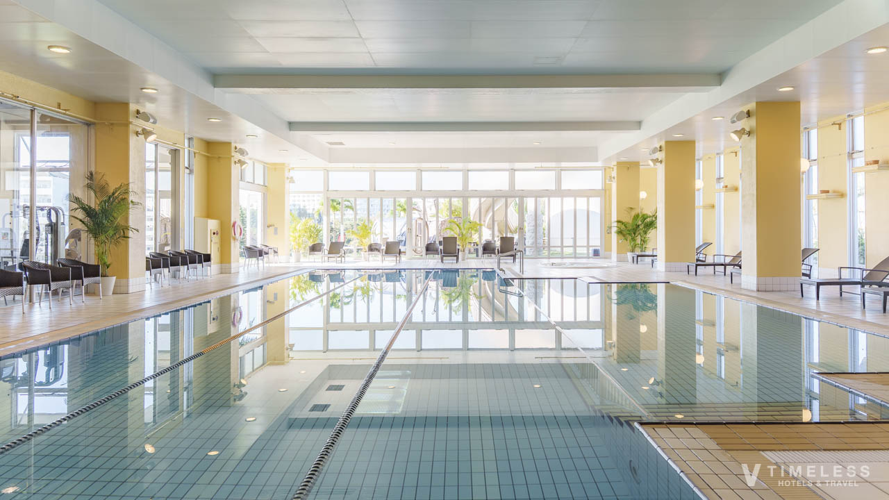 インドアプール｜オリエンタルホテル沖縄の冬でも楽しめるプール