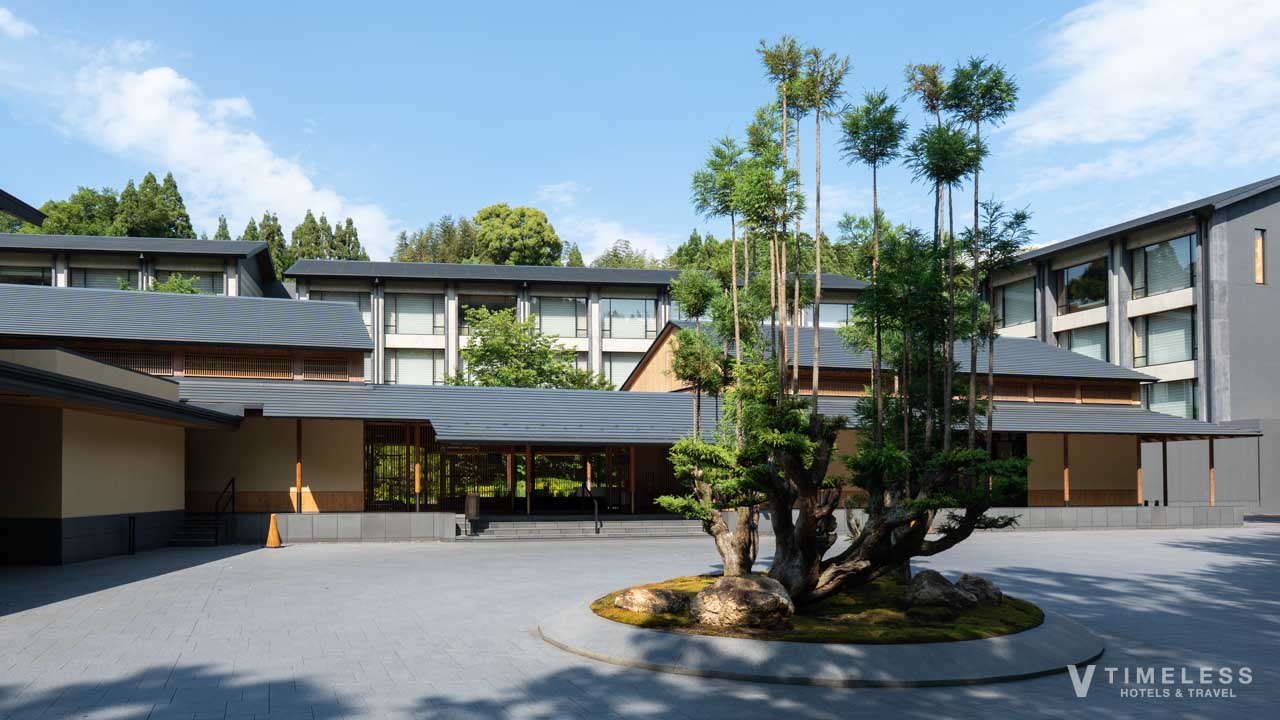 エントランスで出迎えてくれるROKU京都を象徴する北山杉