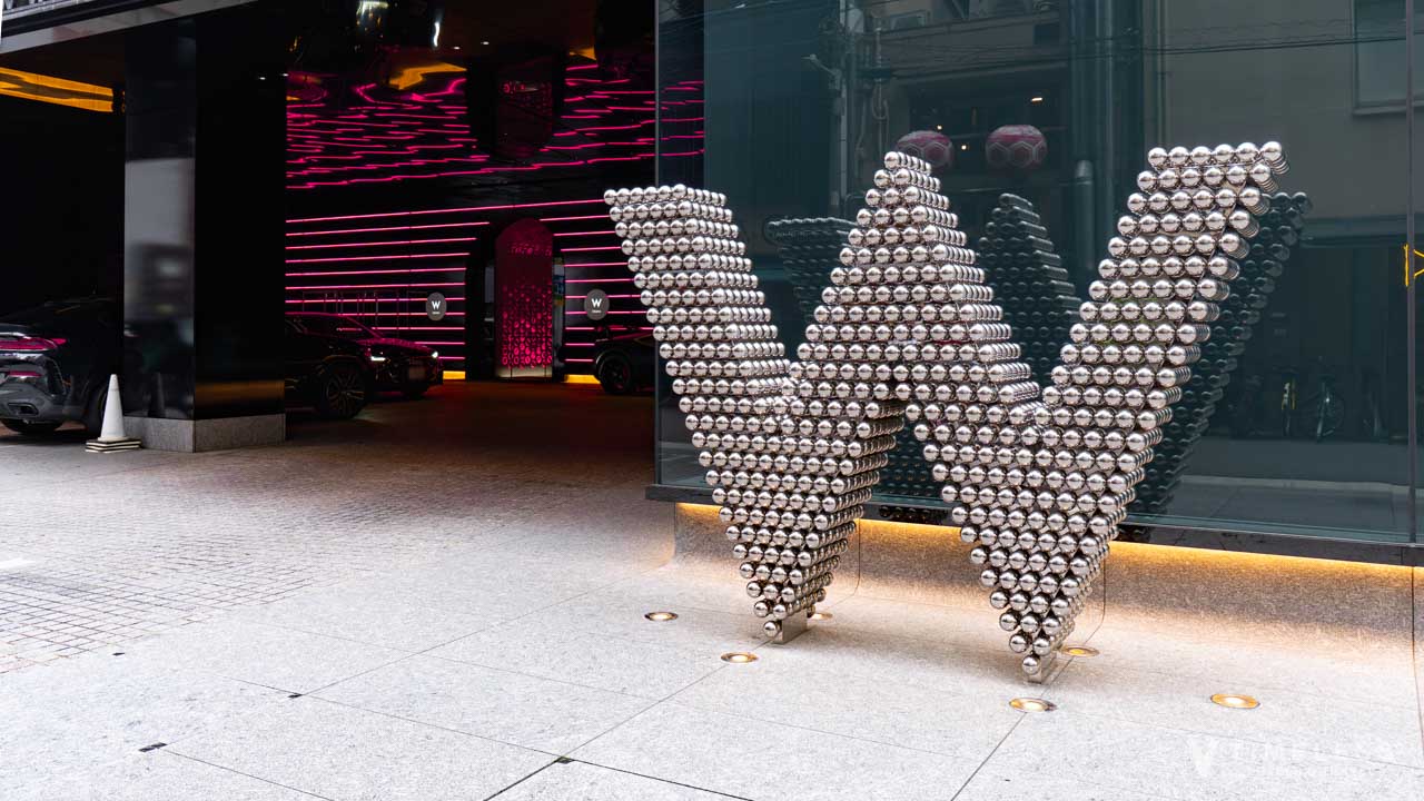 W大阪のメインエントランスの「W」サイン