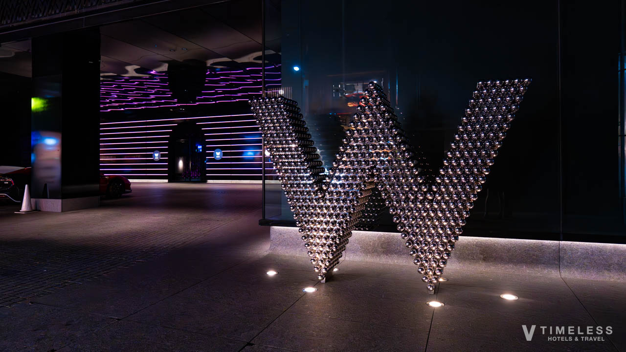 W大阪のメインエントランスにある「W」のオブジェ
