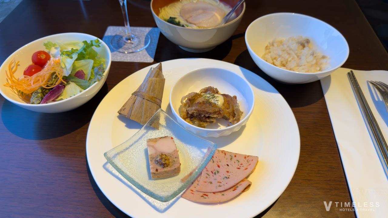 ラーメンや鯛めしなどのメニュー