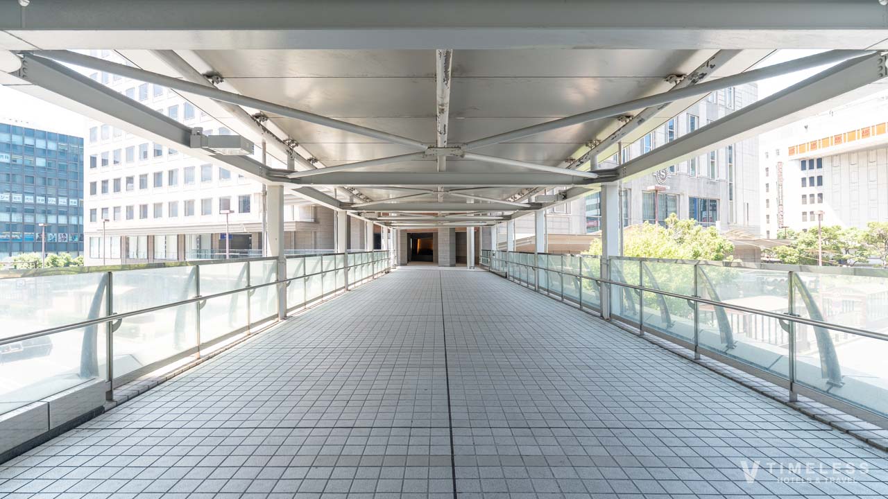 ②連絡通路の階段を上り通路を直進します。