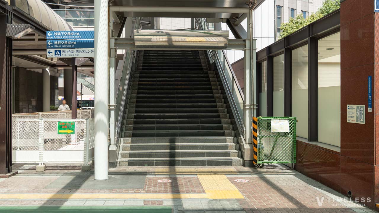 ①横浜駅西口（地上）正面を出て左手のジョイナスや高島屋の手前にシェラトン横浜への連絡通路の階段があります。