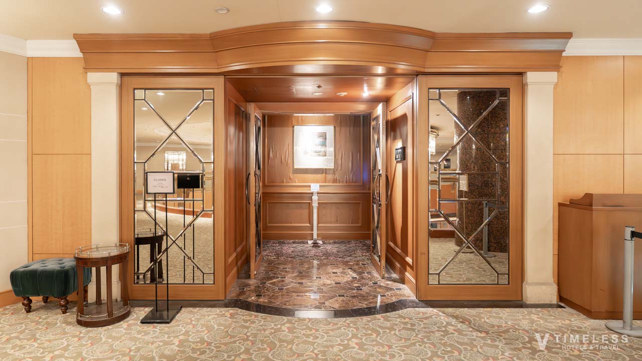 バー「ベイ・ウエスト」