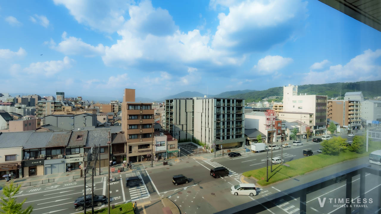 窓からの眺望は五条通りと京都の街並みを望めます