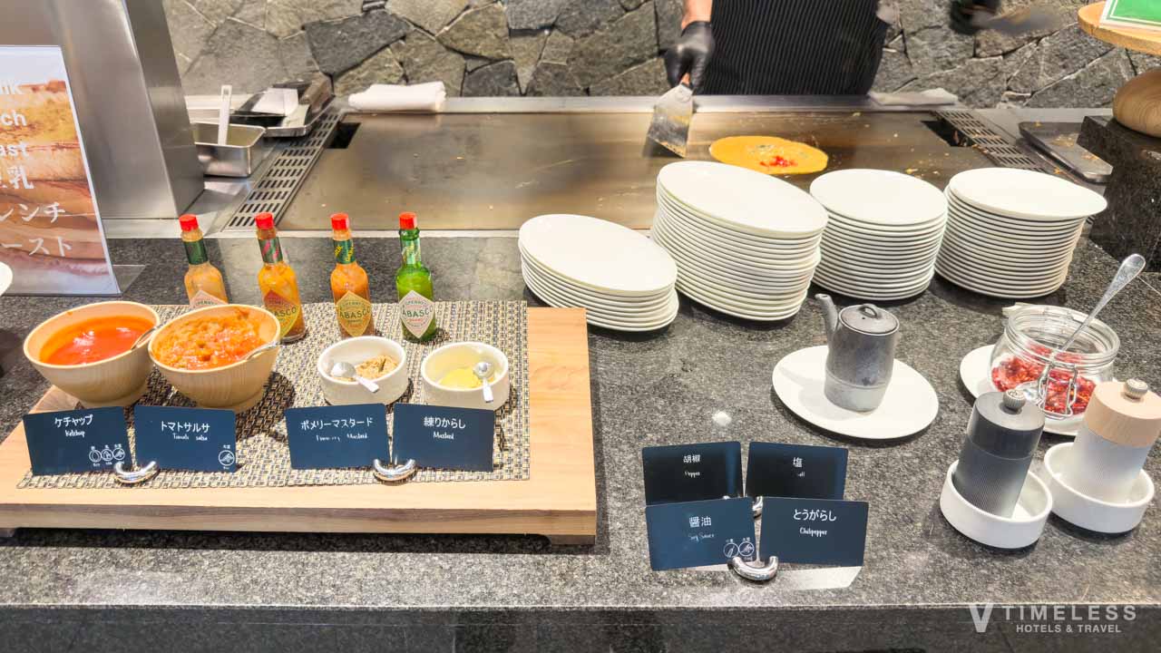 ライブキッチンでは、好きな具を選んで目の前で作られるオムレツ