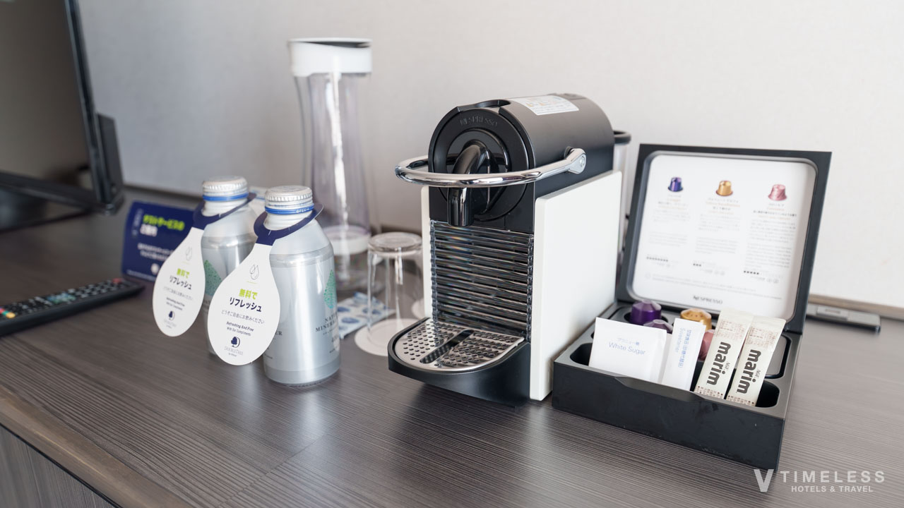 コーヒーメーカーやお茶、ミニ冷蔵庫、ケトル、アイスペールなども完備