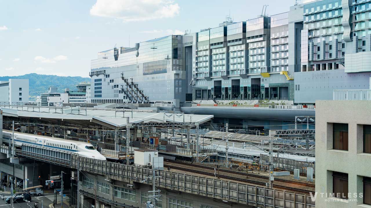 窓から見える京都駅と新幹線