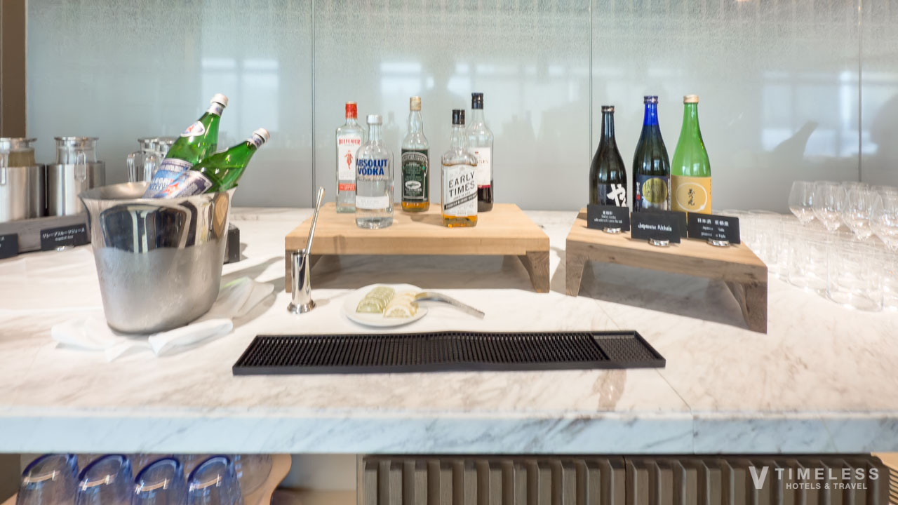 イブニングカクテルタイムには、ウィスキーやウォッカ、日本酒なども提供