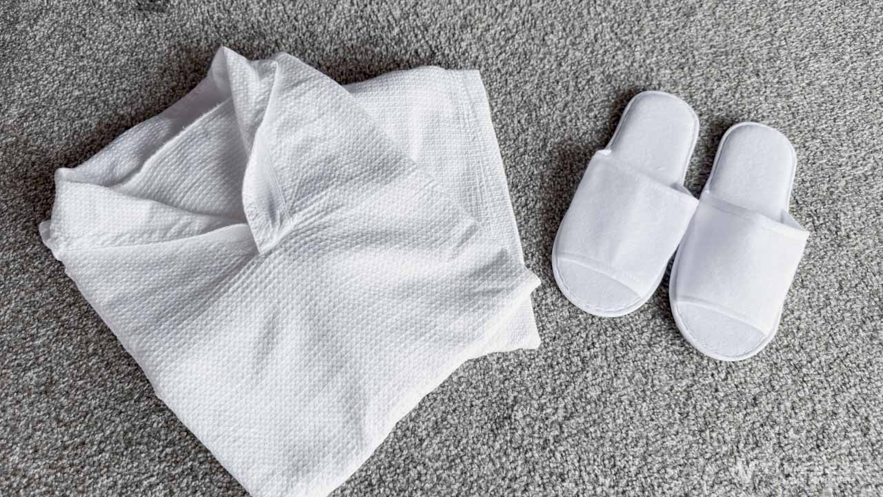 ナイトウェアとスリッパ