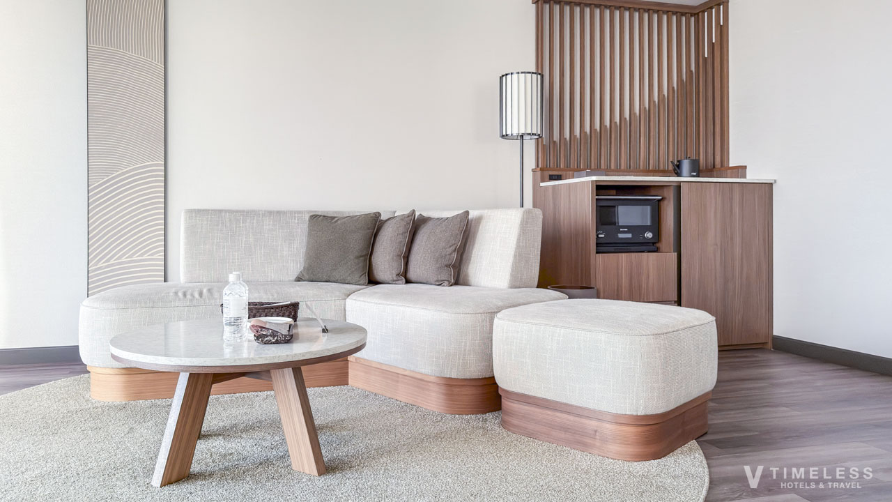 リビングスペースにあるテーブルとソファ