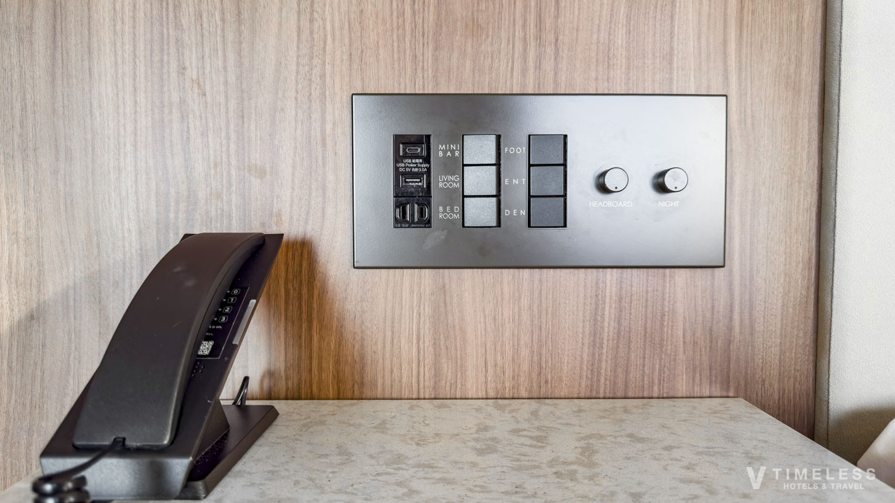 ベッドサイドには照明、照明コントロール、コンセント、USB端子、USB-C端子、電話が完備