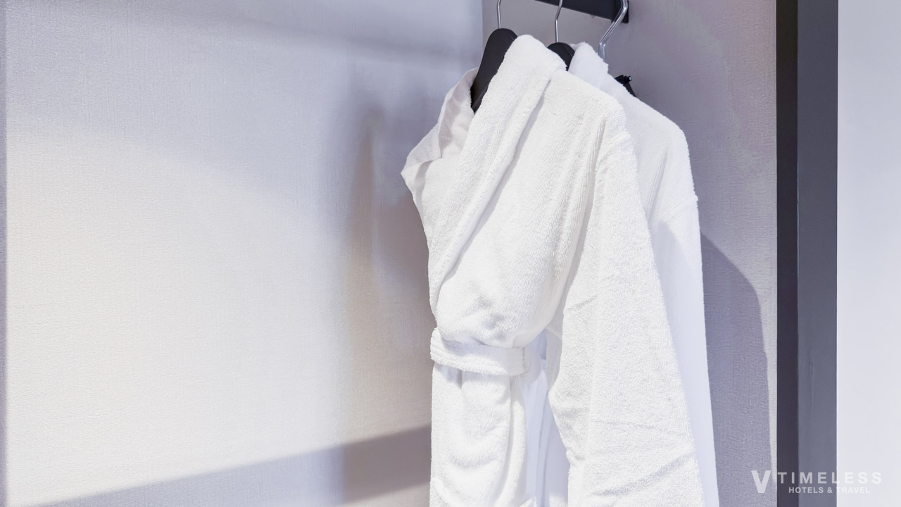 クローゼットに用意されたバスローブ