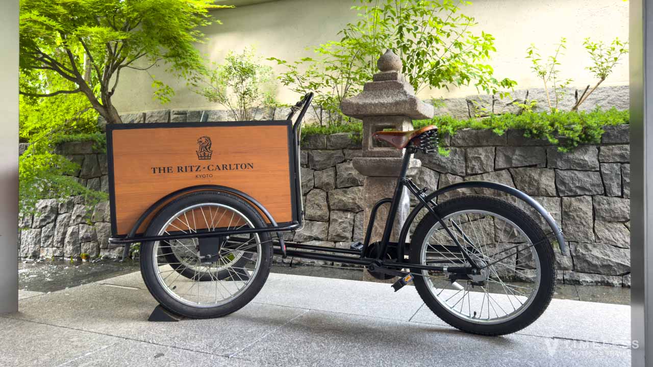 ザ・リッツ・カールトン京都のエントランスにある自転車