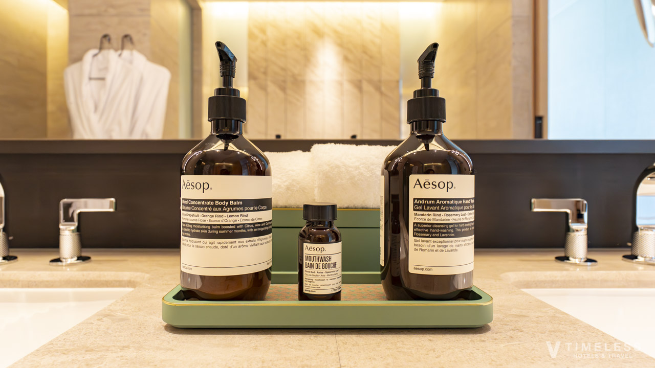 ウォルドーフ・アストリア大阪の洗面台に置かれたAesop（イソップ）のハンドウォッシュとボディバーム