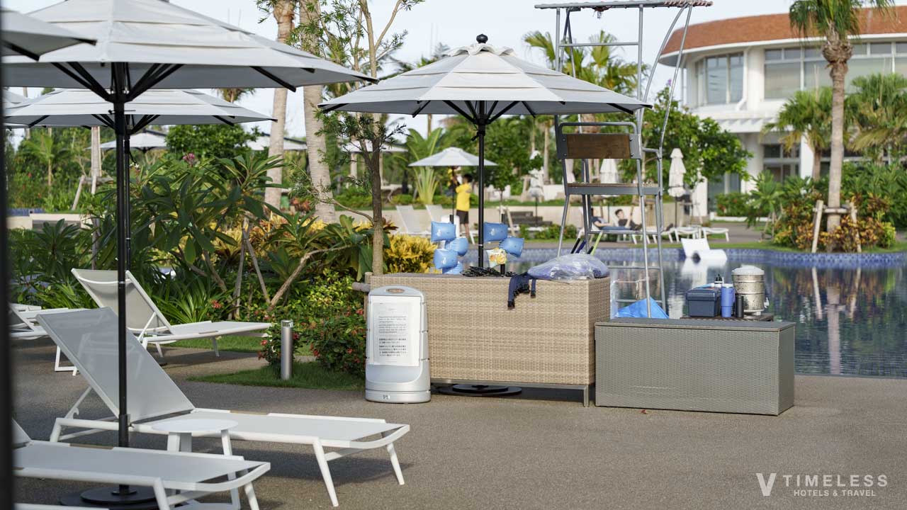 プール中央には、タオルのレンタル