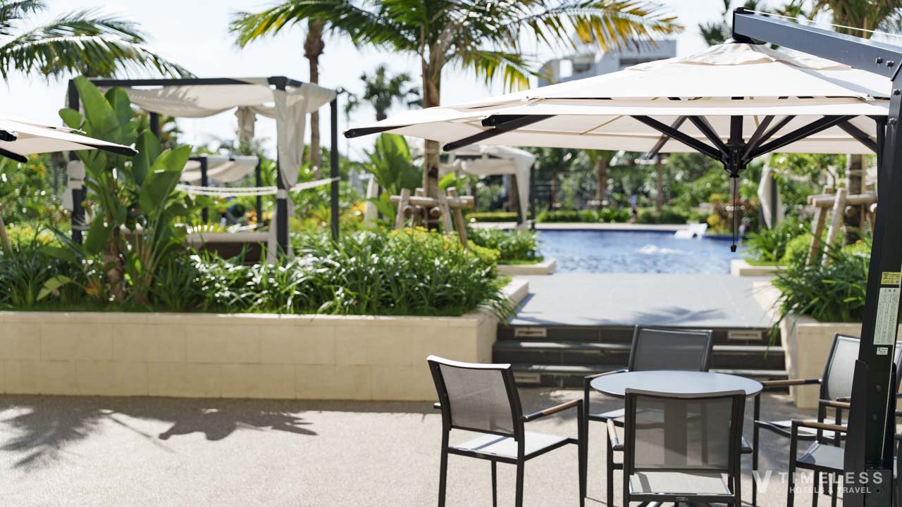 ガーデンプールのプールサイドもリゾート感たっぷり