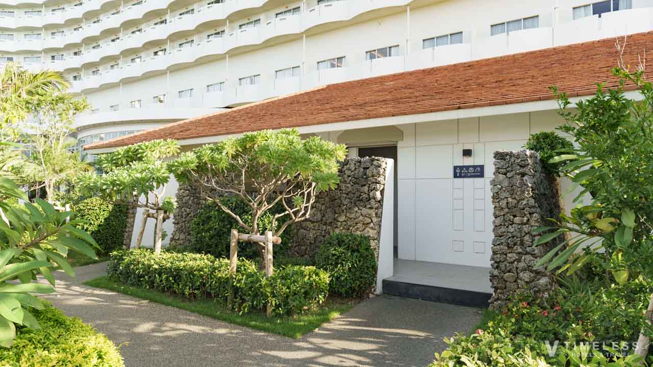 ガーデンプールには、更衣室とトイレを完備