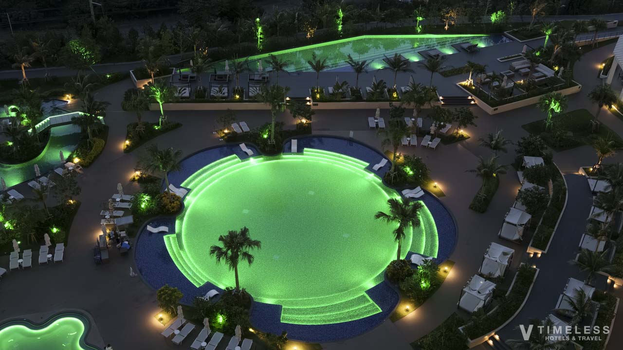 時間で色が変わるプールのライトアップ