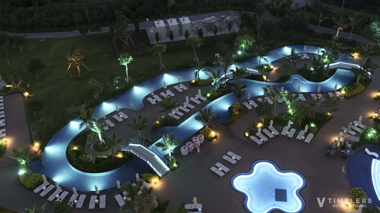 ライトアップされたガーデンプール