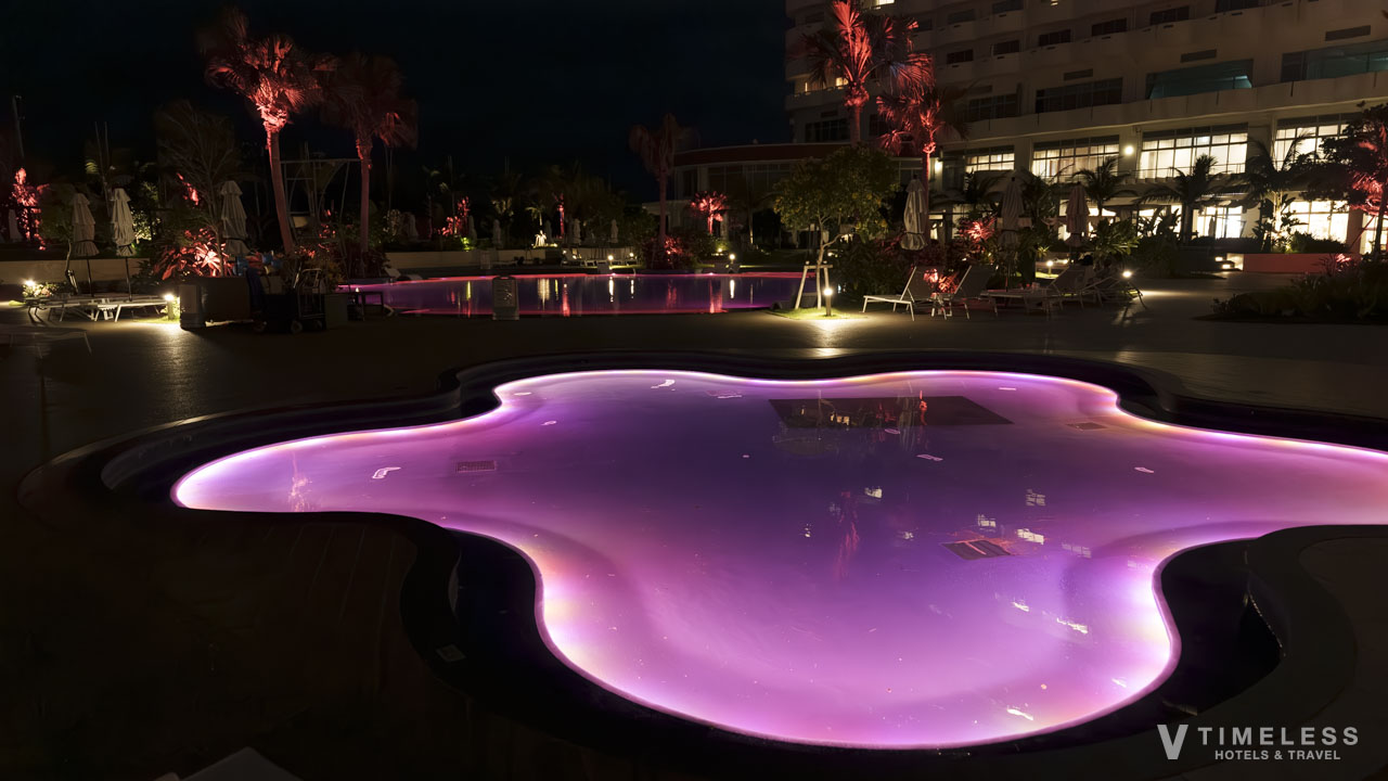 夜のプールサイドは散策におすすめ