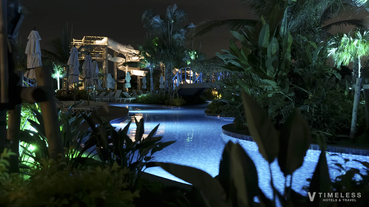 植物もきれいなプールサイド