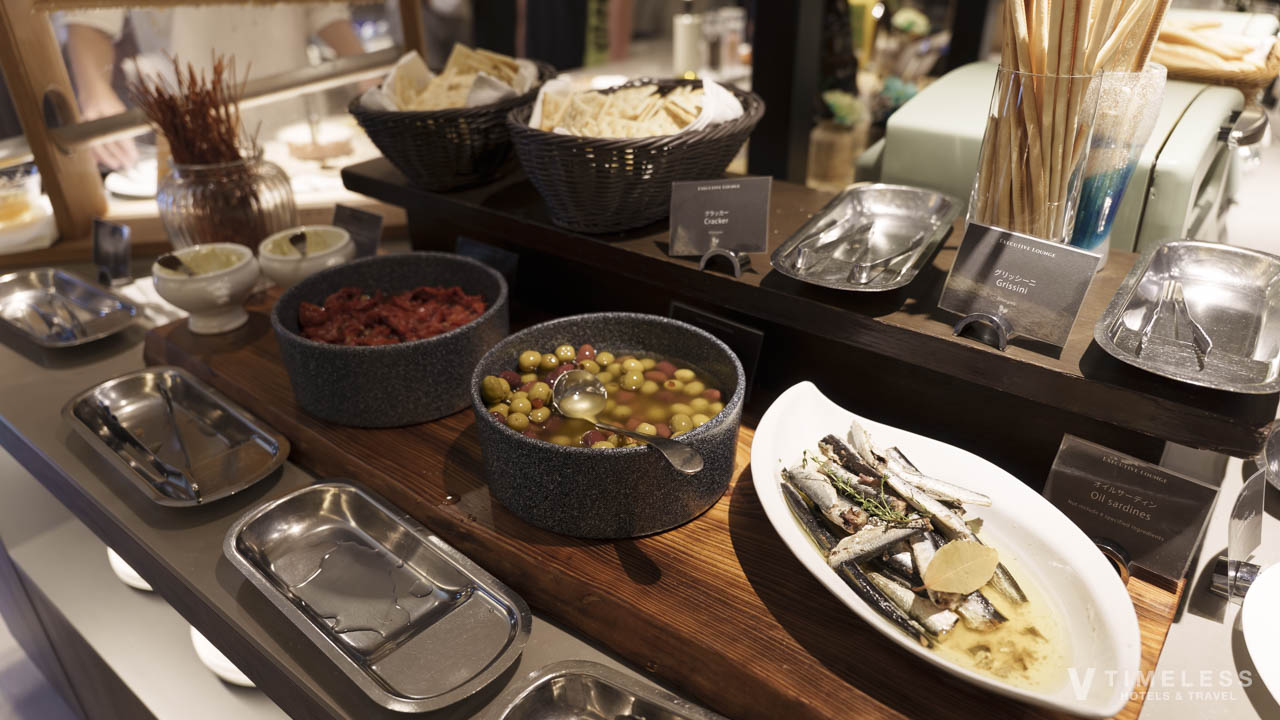 イブニングタイムのオイルサーディンやオリーブ、クラッカーなど