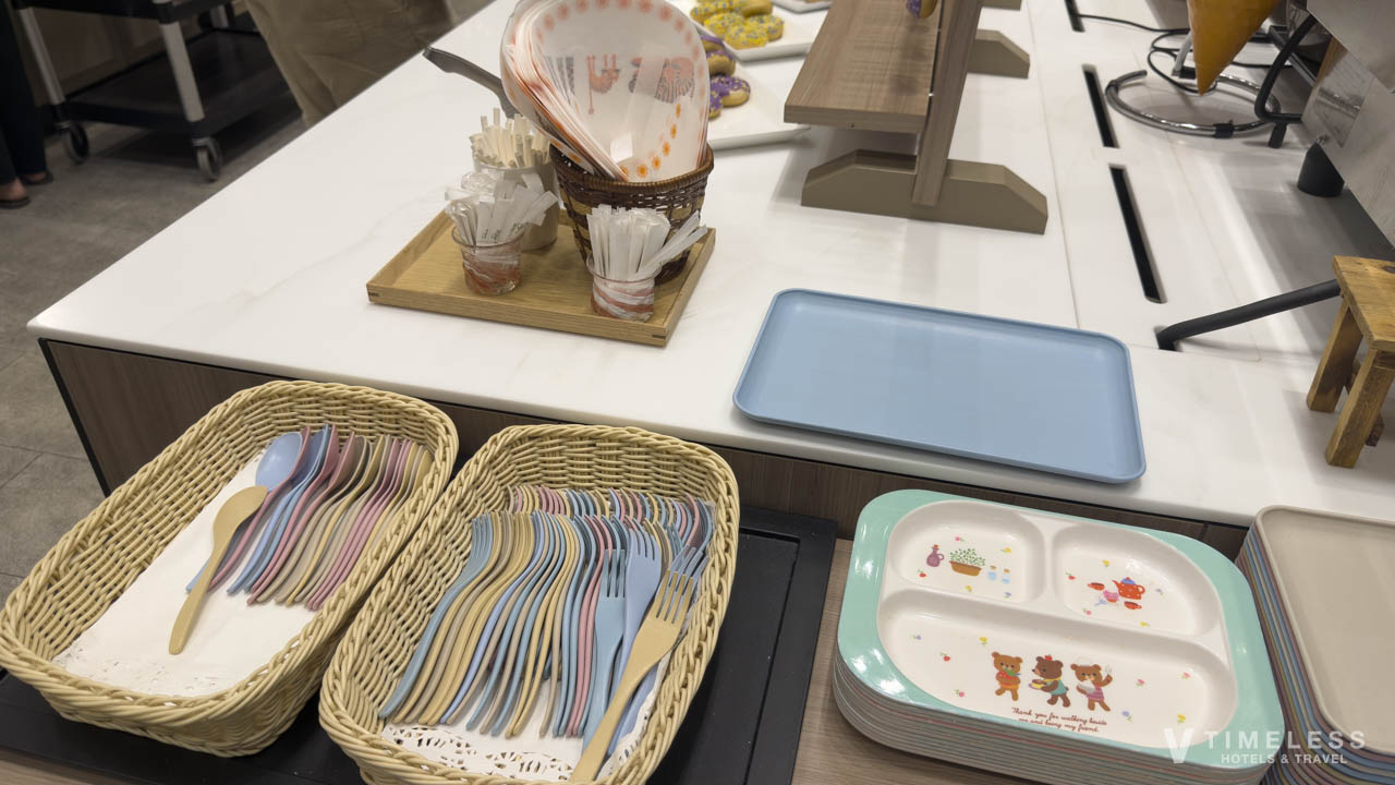 子供用の前掛けや食器