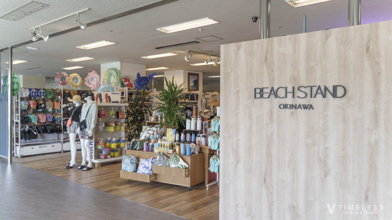 水着や浮き輪、サンダル、アパレルなどが揃うショップ